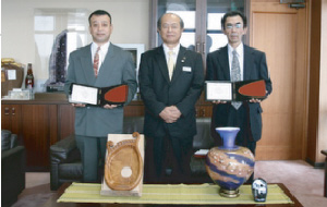 沖縄県伝統工芸士に認定を受け、3月24日、うるま市島袋市長に認定の報告の様子。